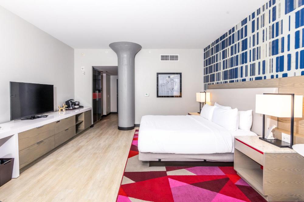 King Room with City View interior